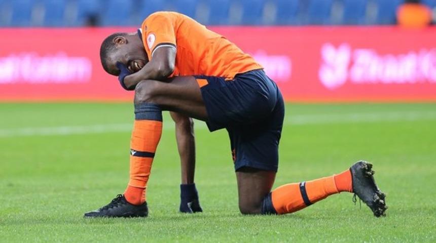 Başakşehir'de Demba Ba'ya seyircisiz maçta su şişesi atıldı