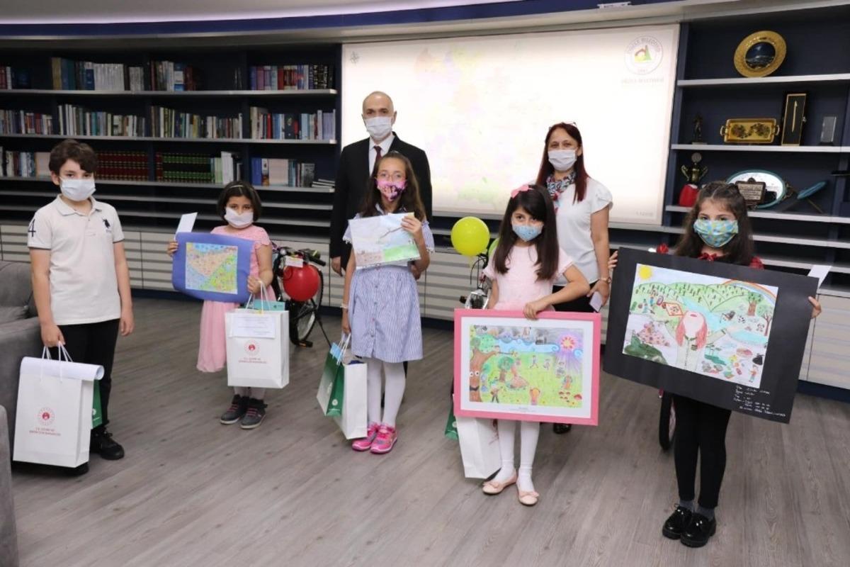 Başkan &Ouml;zl&uuml; dereceye giren &ccedil;ocuklara &ouml;d&uuml;lleri verildi