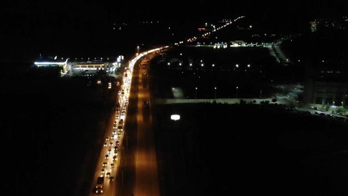 Kısıtlama &ouml;ncesi akın ettiler: 43 ilin ge&ccedil;iş g&uuml;zergahında trafik yoğunluğu