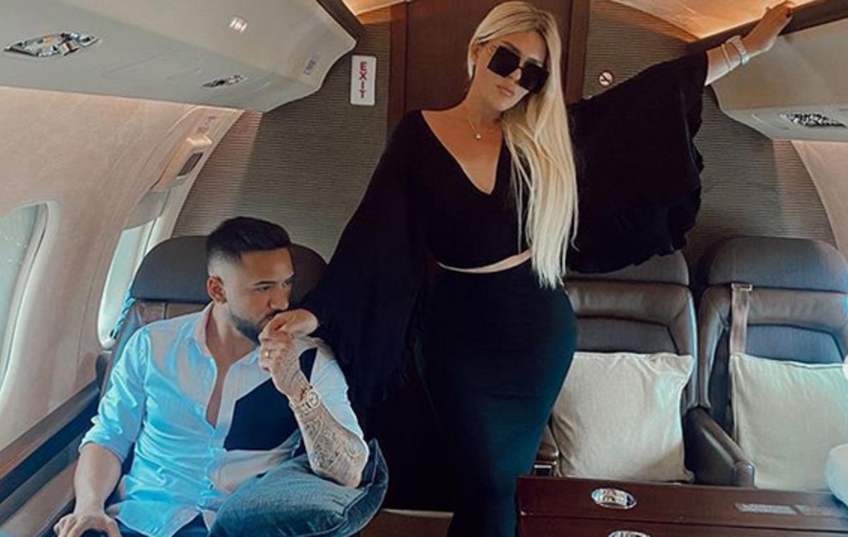 Selin Ciğerci, Bodrum tatili i&ccedil;in &ouml;zel u&ccedil;ak kiraladı! L&uuml;ks otomobilleri ise tırla taşındı