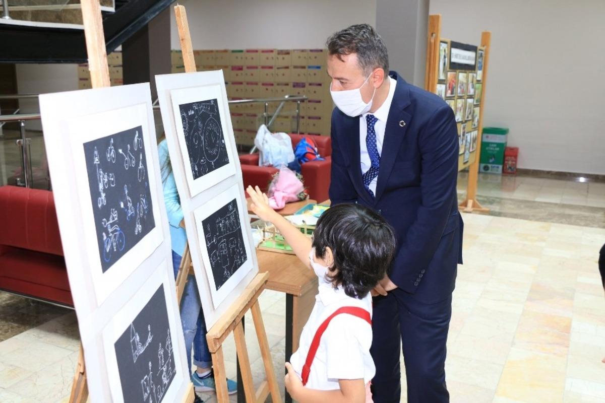 6 yaşındaki Engin&rsquo;den resim sergisi