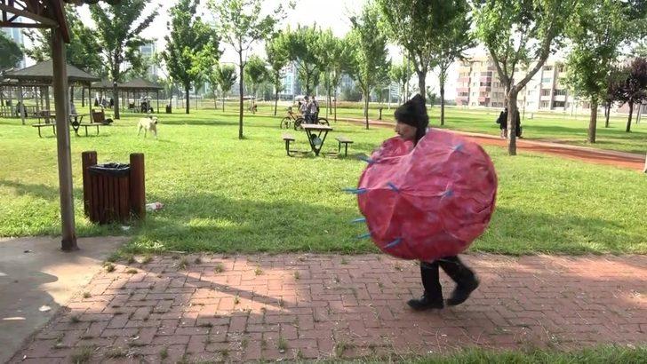 Koronavirüs kılığına girip farkındalık yaratmak isteyen ünlü tiyatrocuyu köpek kovaladı G2