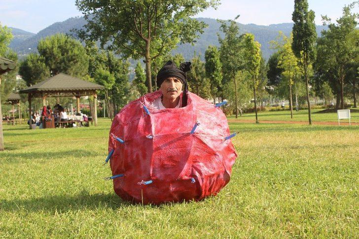 Koronavirüs kılığına girip farkındalık yaratmak isteyen ünlü tiyatrocuyu köpek kovaladı G4