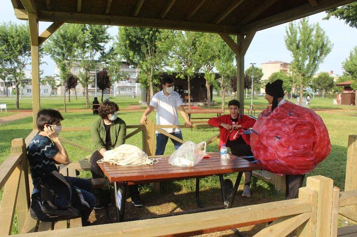 Koronavirüs kılığına girip farkındalık yaratmak isteyen ünlü tiyatrocuyu köpek kovaladı G5