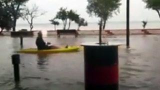 Göle dönen caddede kanoyla gezen kişi böyle görüntülendi