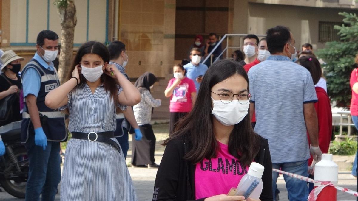 Uşak&rsquo;ta LGS korona vir&uuml;s g&ouml;lgesinde başladı