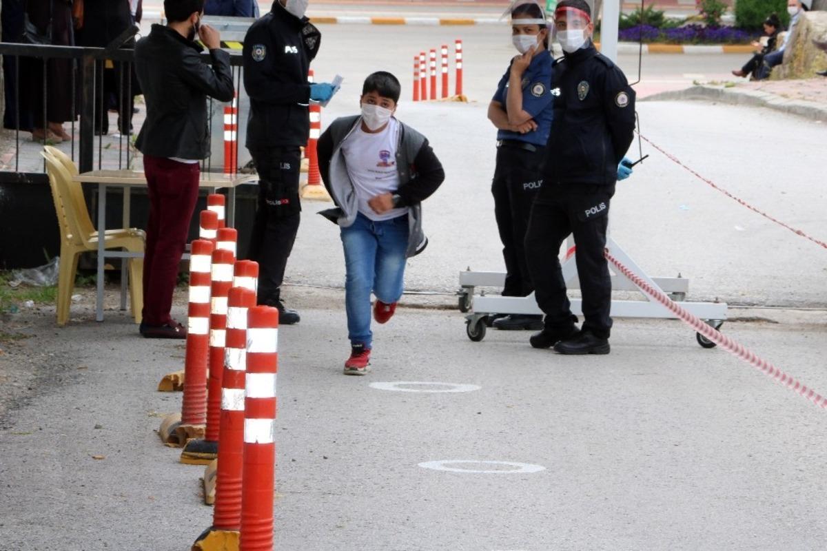 LGS&rsquo;ye ge&ccedil; kalmak istemeyen &ouml;ğrenciler sınav merkezlerine koştu