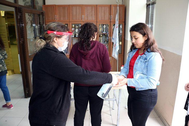 LGS’ye geç kalmak istemeyen öğrenciler sınav merkezlerine koştu G4