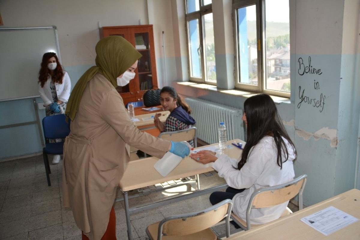 LGS başladı, &Ouml;ğrenciler Korona Vir&uuml;s &ouml;nlemiyle sınıflara alındı
