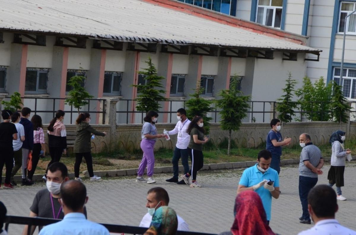 Bitlis&rsquo;te sosyal mesafeli LGS heyecanı