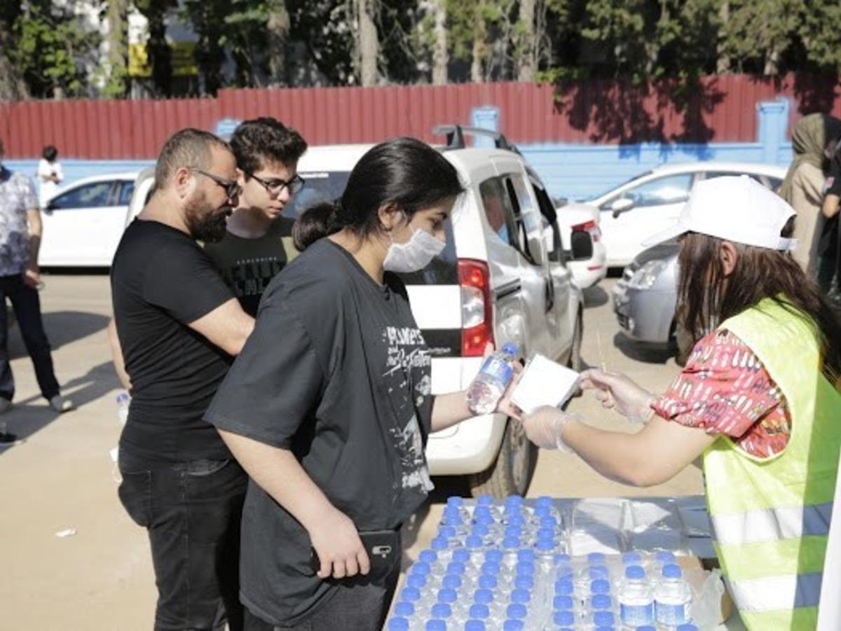 LGS &ouml;ncesi &ouml;ğrencilere maske, su ve kalem dağıtıldı