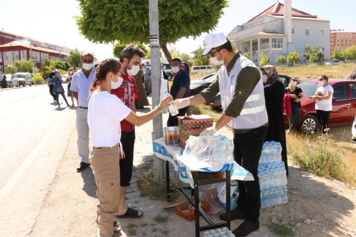 Edremit Belediyesinden &ouml;ğrencilere meyve suyu ve kek s&uuml;rprizi