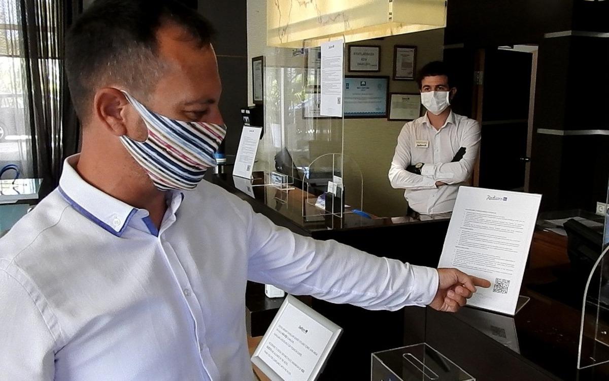 &Ccedil;eşme&rsquo;deki otellerde, sağlıklı ve g&uuml;venli tatil &ouml;nlemleri tamam