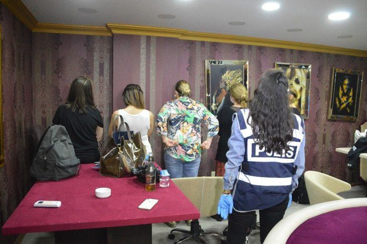 Bakırköy'de kumarhaneye şok baskın! Saklanmak için duşakabine girdi G4