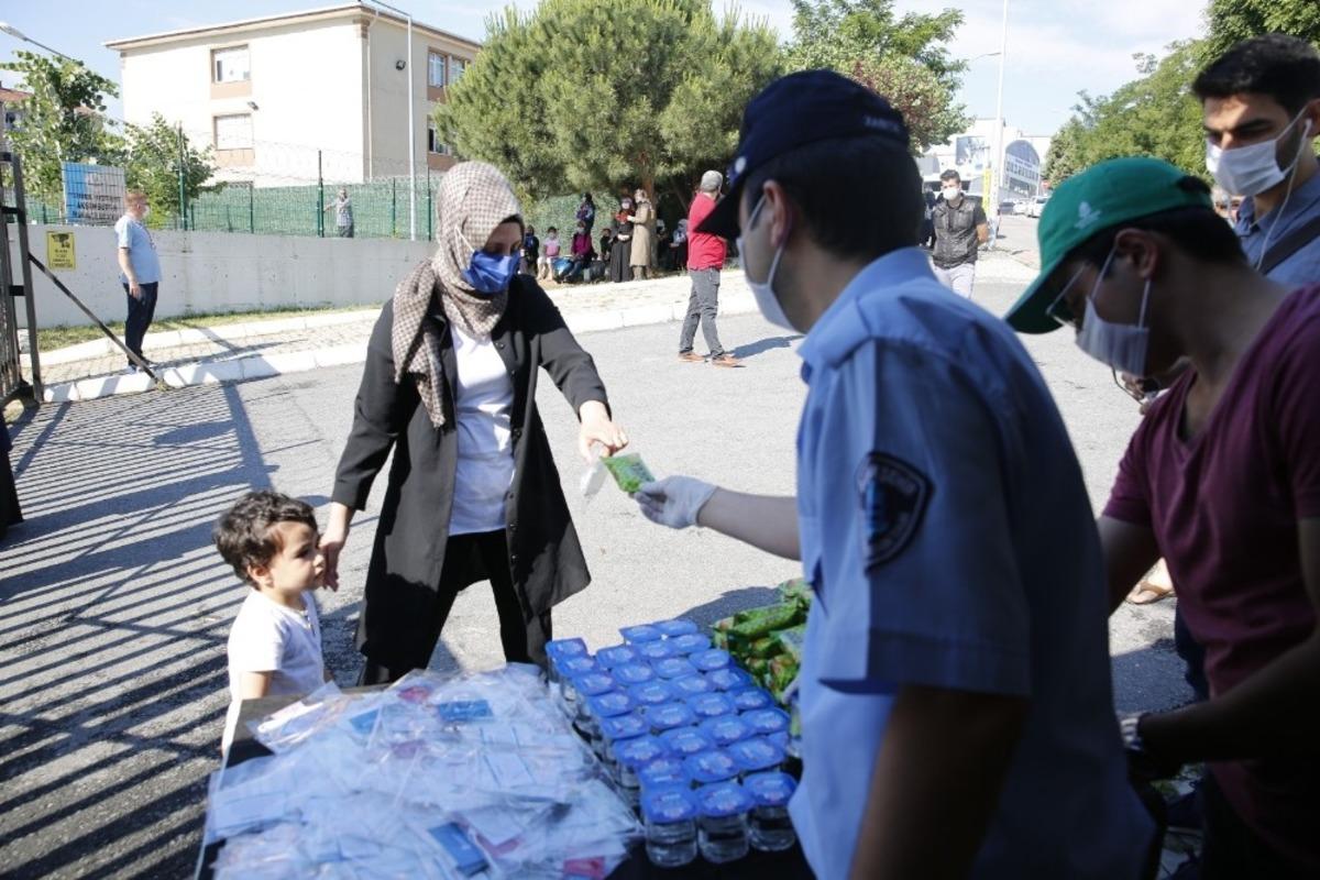 Başakşehir&rsquo;de LGS&rsquo;de velilere &ccedil;ay ve kek ikramı