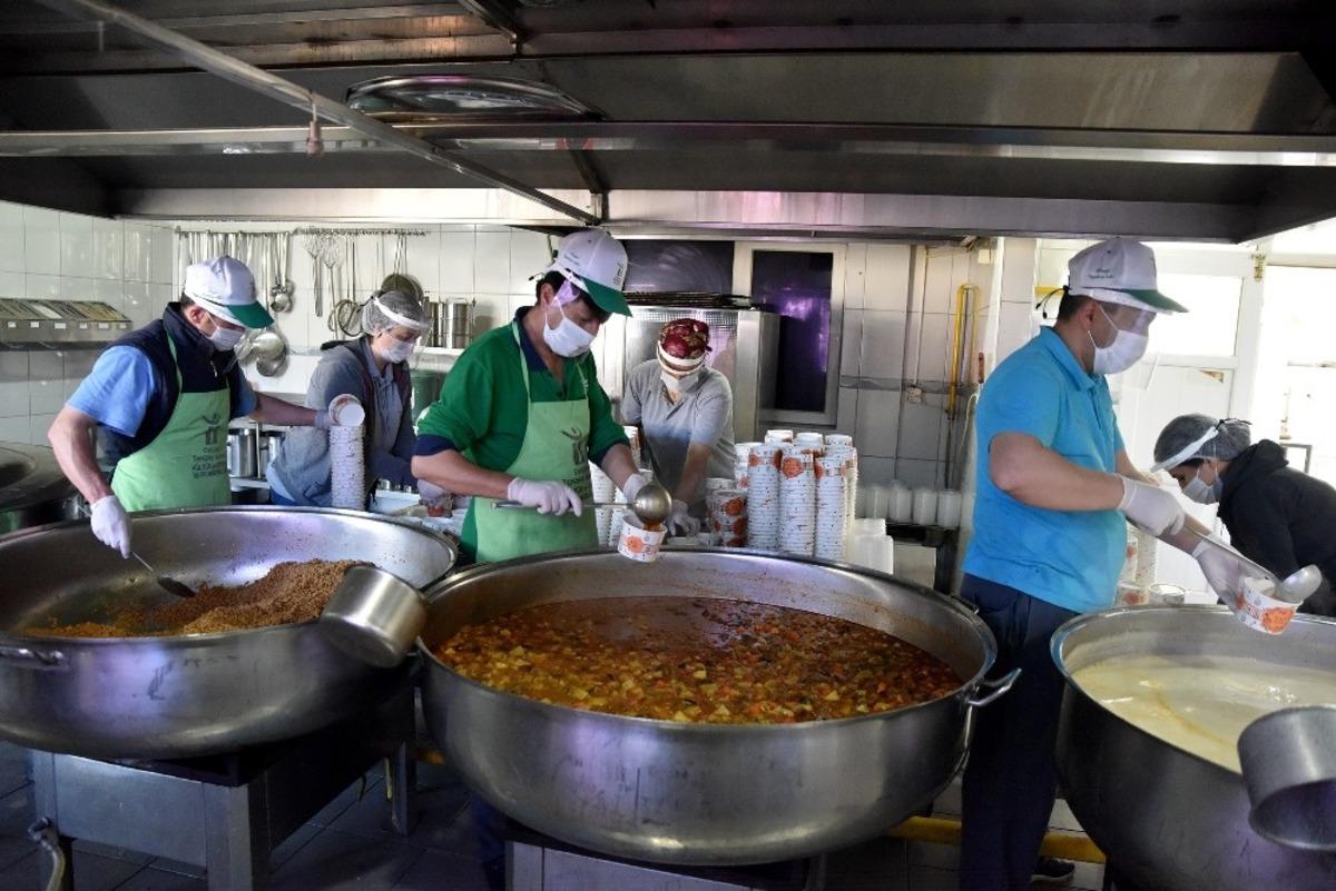 İhtiya&ccedil; sahiplerine yemek servisi s&uuml;r&uuml;yor