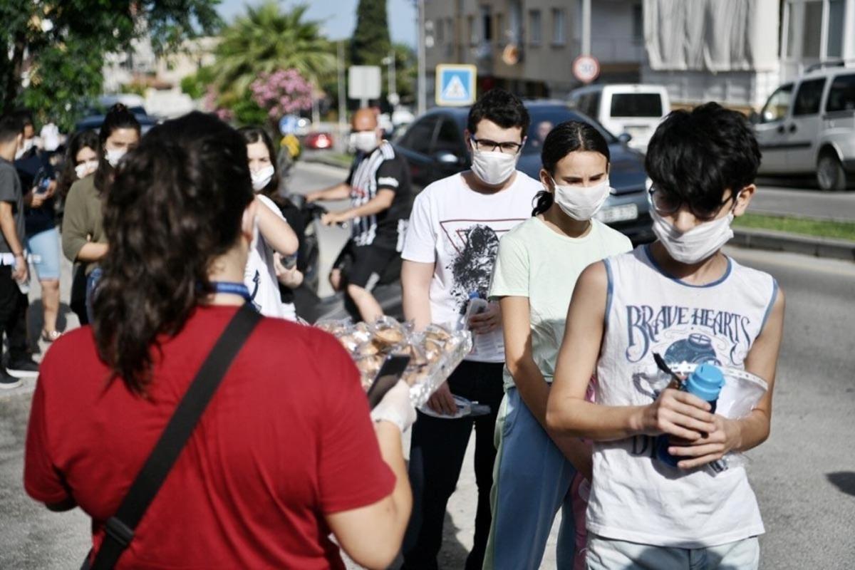 Kuşadası Belediyesi LGS&rsquo;ye giren &ouml;ğrencileri, maske, su ve şans kurabiyesi dağıttı