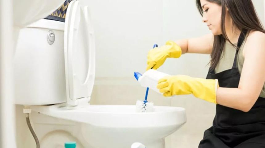  Klozetinizde sarı lekeler &ccedil;ıkmıyorsa bir de bu mucizevi taşı deneyin!