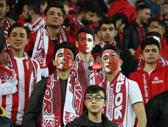 Sivasspor taraftarı, Mert Hakan ve Emre Kılınç’ın takımdan ayrılmasını istemiyor