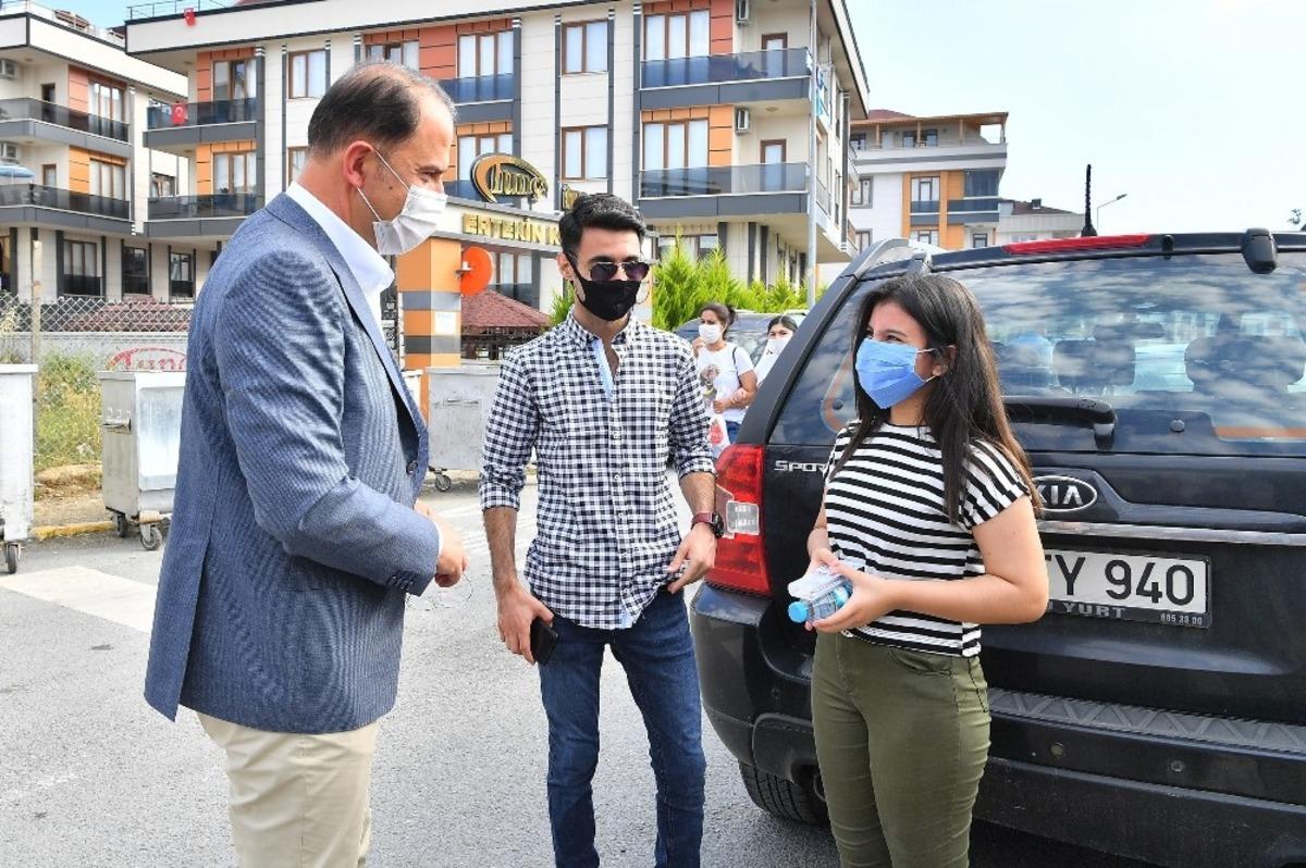 Beylikd&uuml;z&uuml; Belediyesi LGS &ouml;ncesi &ouml;ğrencilere su ve maske dağıttı