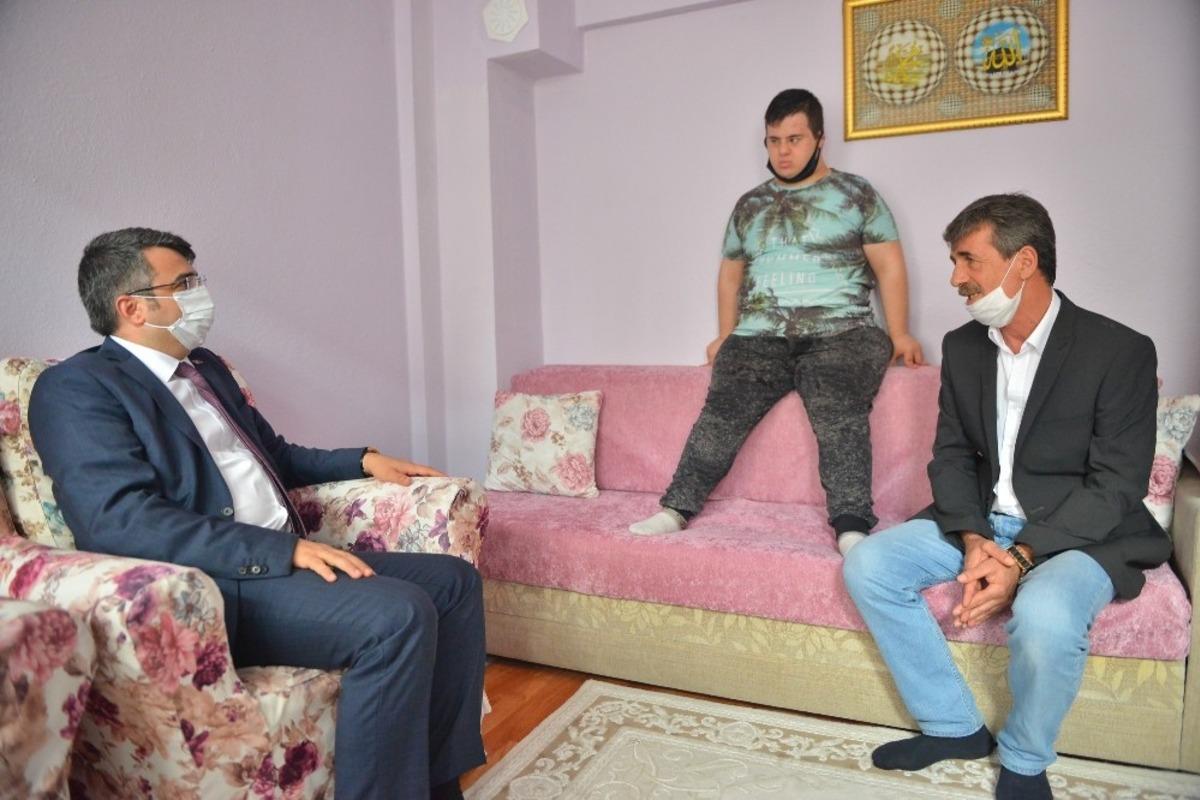 Başkan Yılmaz, anlamlı Babalar G&uuml;n&uuml; kutlaması