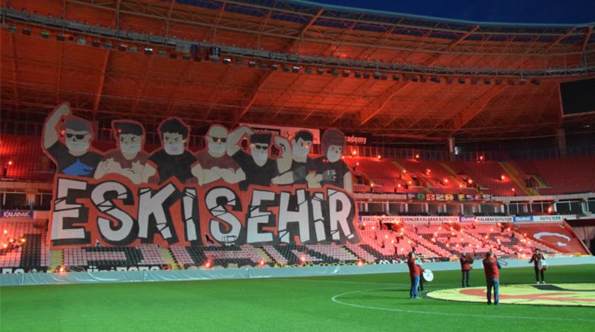 Eskişehirspor taraftarından maskeli kareografi