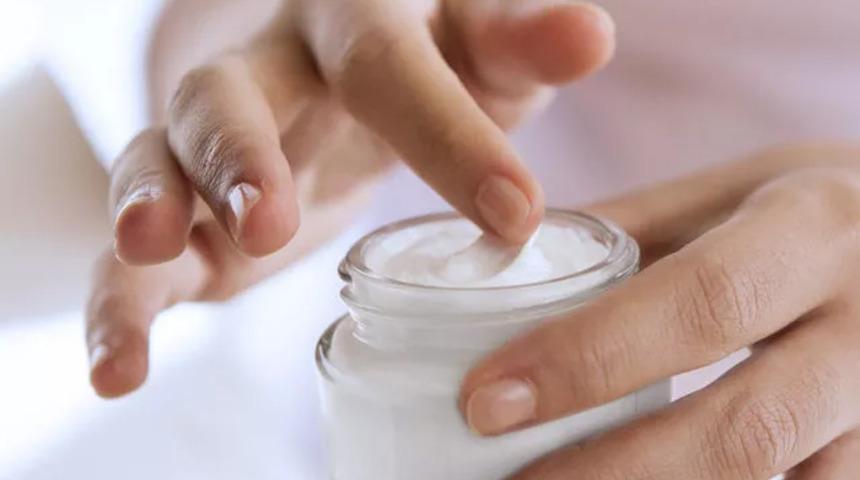 Meğer gençleşmenin sırrı bu kremdeymiş! Ünlülerin sır gibi sakladığı...