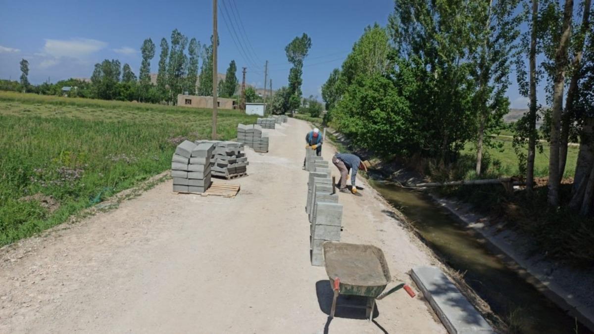 Kırsal mahallelerdeki yollar yenileniyor