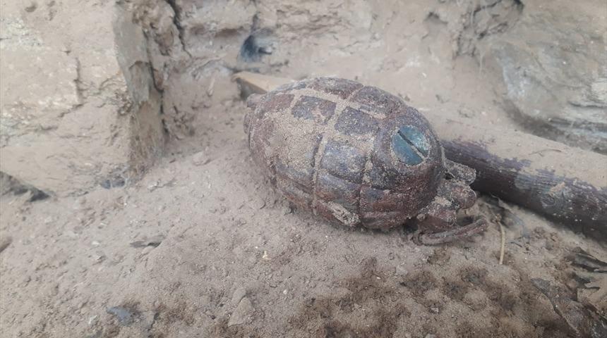 Uşak'ta ev yıkımı sırasında patlamamış eski el bombası bulundu