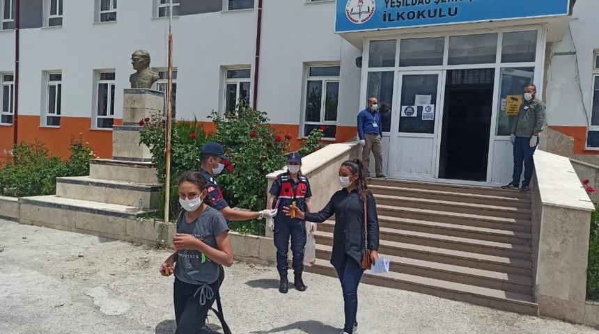 Beyşehir’de jandarmadan LGS’ye giren öğrencilere sınav çıkışı moral ikramı