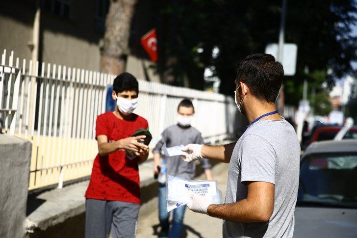 Aydın Büyükşehir Belediyesi, LGS sınavına giren öğrencilere ve velilerine maske, kalem ve su dağıttı G2