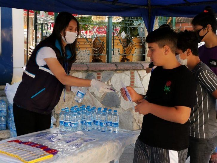 Aydın Büyükşehir Belediyesi, LGS sınavına giren öğrencilere ve velilerine maske, kalem ve su dağıttı G3