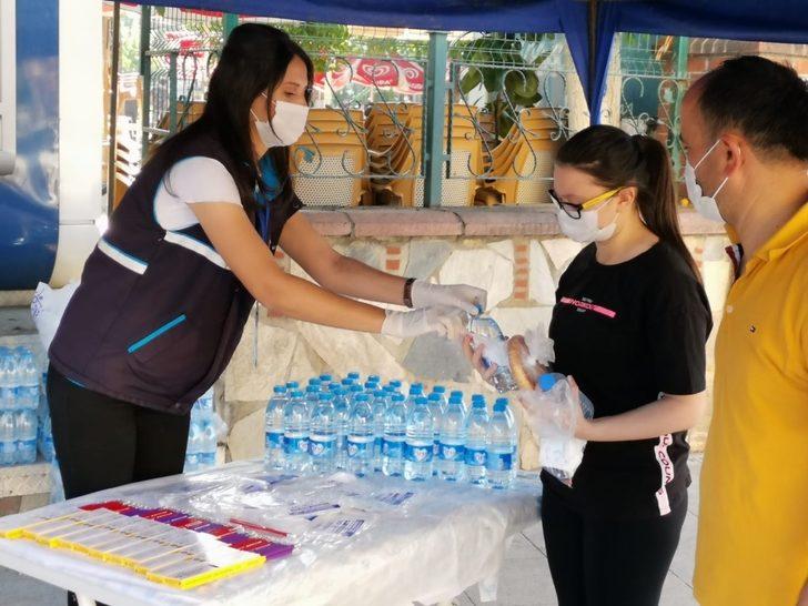 Aydın Büyükşehir Belediyesi, LGS sınavına giren öğrencilere ve velilerine maske, kalem ve su dağıttı G4