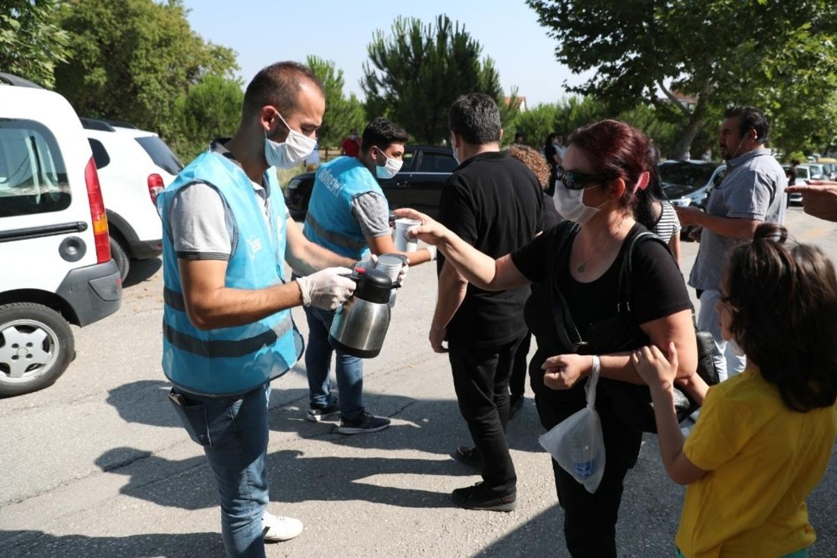 LGS sınavına gelen velilere belediye &ccedil;ay, su ve meşrubat dağıttı