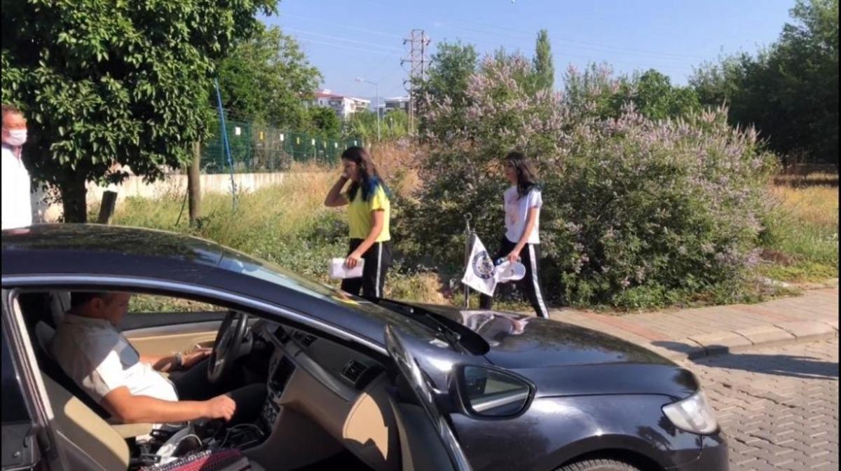 Başkan &Ouml;zcan sınava ge&ccedil; kalan &ouml;ğrencilere makam aracını tahsis etti