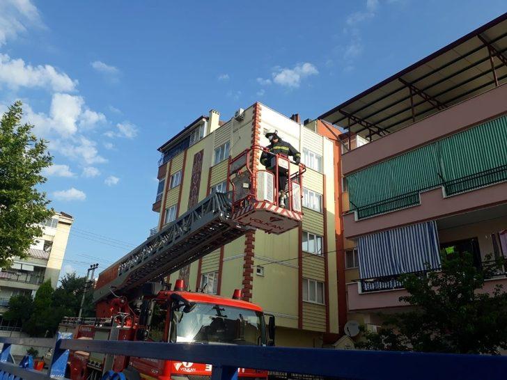 Gelişigüzel atılan cerrahi maske karganın ayağına takıldı G4