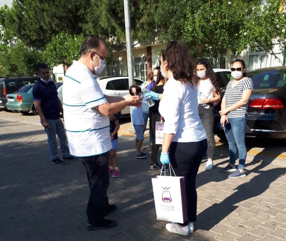 Efeler Belediyesi sınava giren &ouml;ğrencileri serinletti