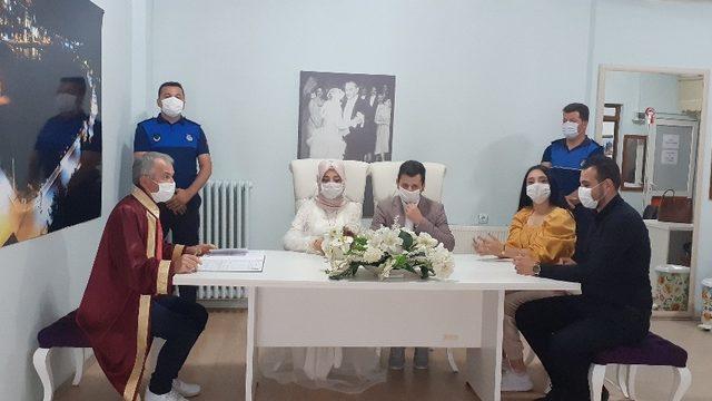 Korona günlerinde maskeleriyle ‘evet’ dediler