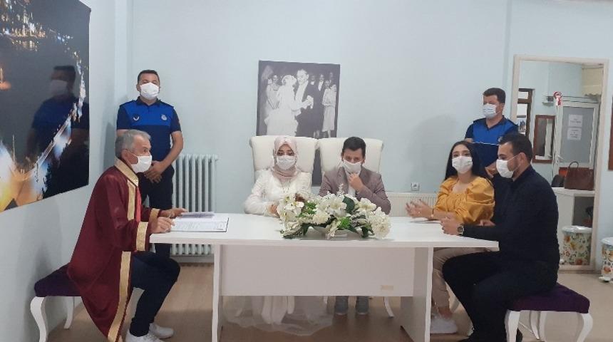 Korona g&uuml;nlerinde maskeleriyle &lsquo;evet&rsquo; dediler