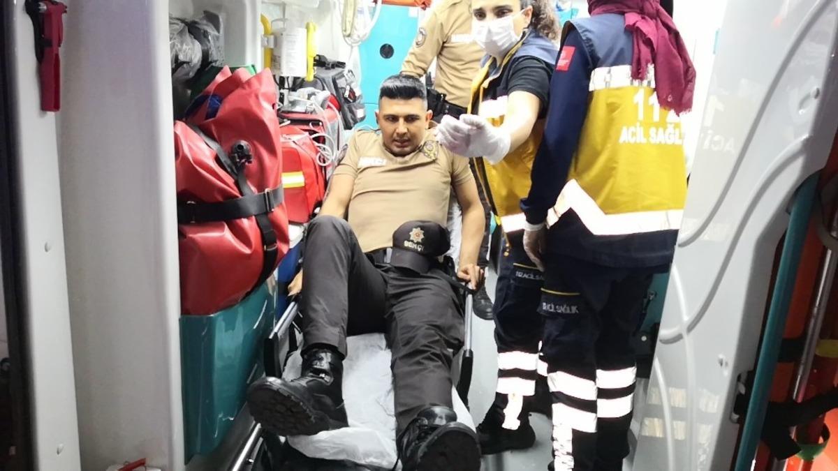 Emniyeti alarma ge&ccedil;irdi! Bek&ccedil;iye &ccedil;arptı, polisin ayağını kırdı