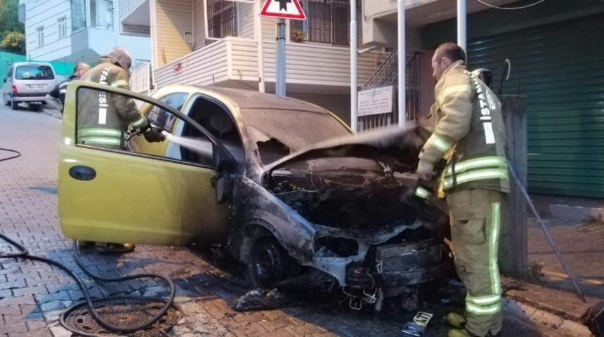 İstanbul&rsquo;da aynı gece peş peşe ara&ccedil; kundaklama