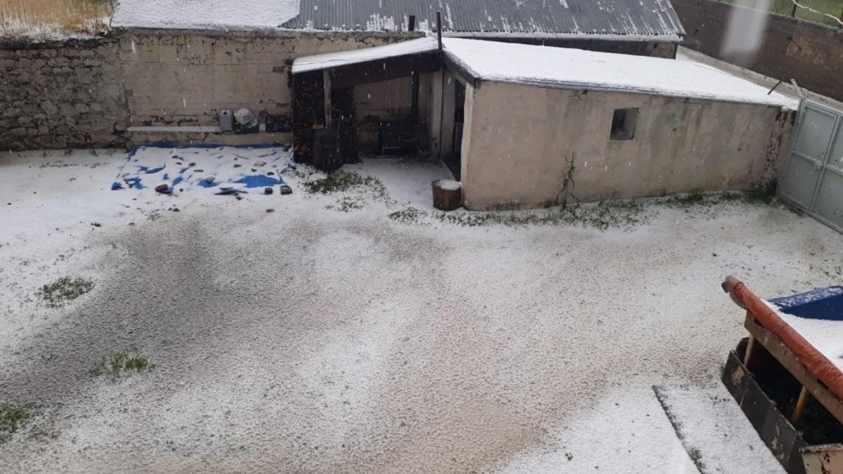 Kars&rsquo;ta sabah saatlerinde dolu yağışı! Bir anda bastırdı