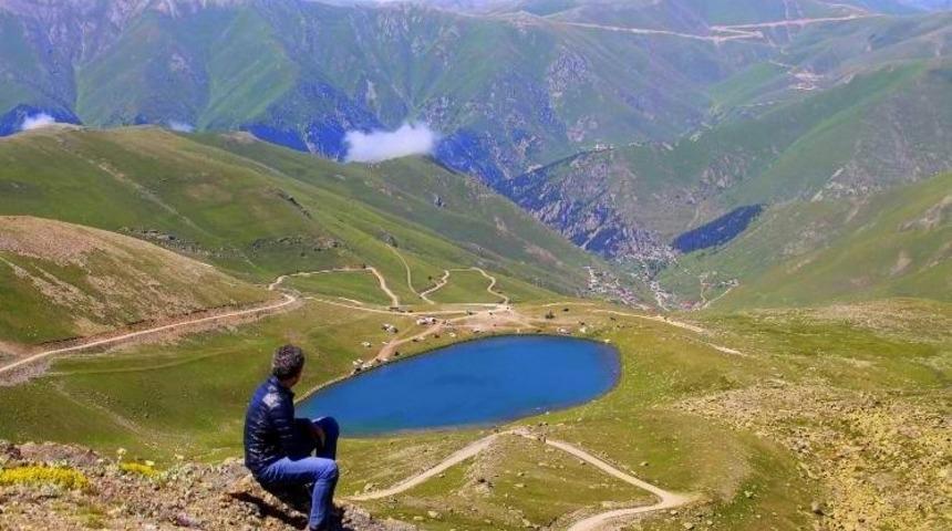 Dik yama&ccedil;lar arasındaki krater g&ouml;lleri b&uuml;y&uuml;l&uuml;yor