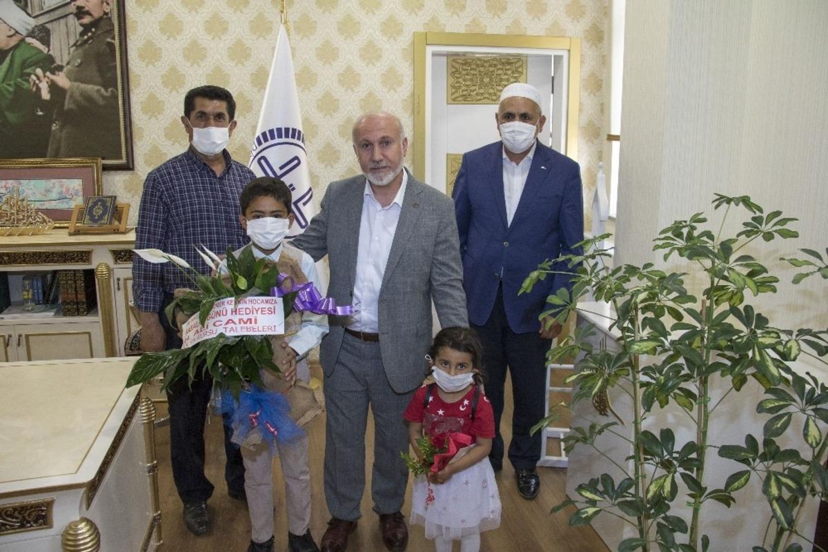 M&uuml;ft&uuml; Keskin&rsquo;e &lsquo;Babalar G&uuml;n&uuml;&rsquo; s&uuml;rprizi