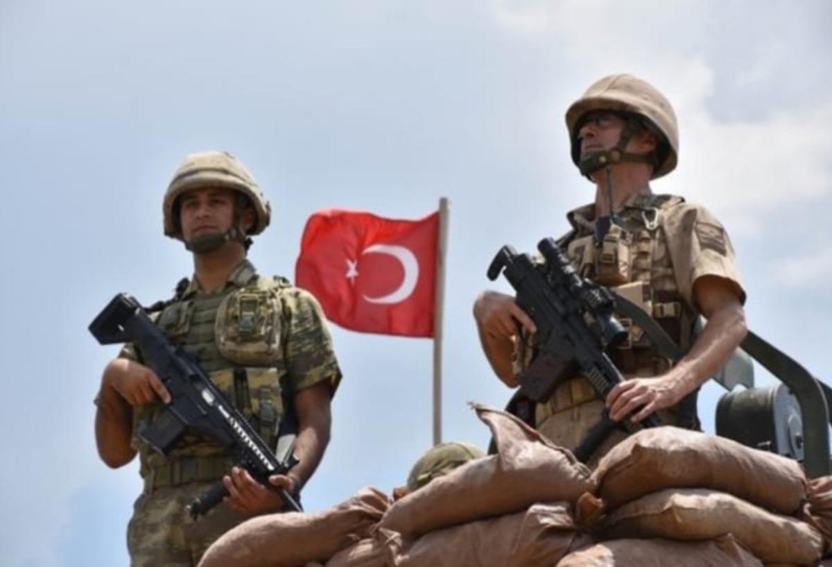 Kahraman baba, oğluyla vatan n&ouml;betinde
