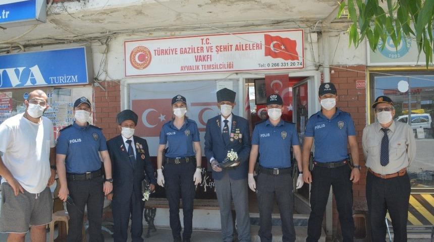 Ayvalık polisi gazi babaları unutmadı