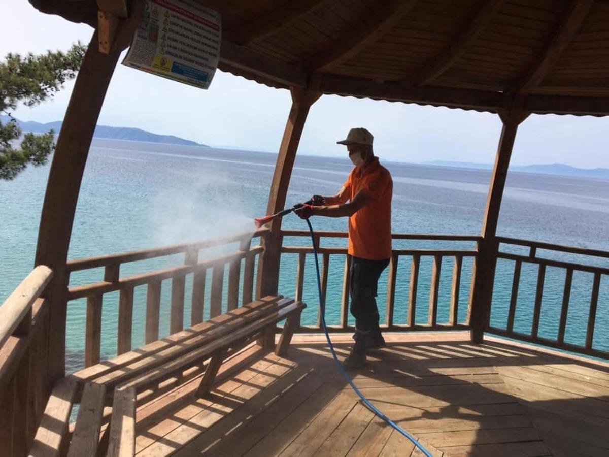 Kuşadası&rsquo;nda Milli park dezenfekte edildi