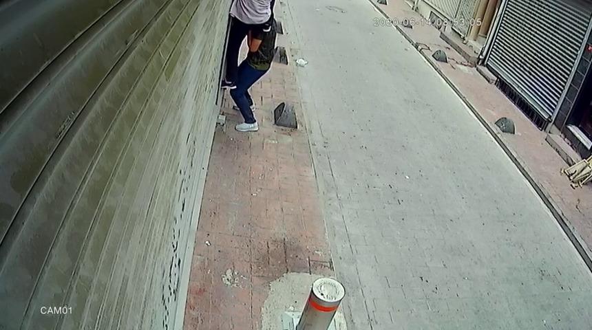Yaşlı kadının evine böyle tırmandı! Uyanınca pencereden kaçtı
