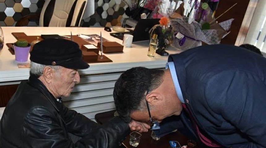 Babasının elini &ouml;pt&uuml; t&uuml;m babaların g&uuml;n&uuml;n&uuml; kutladı