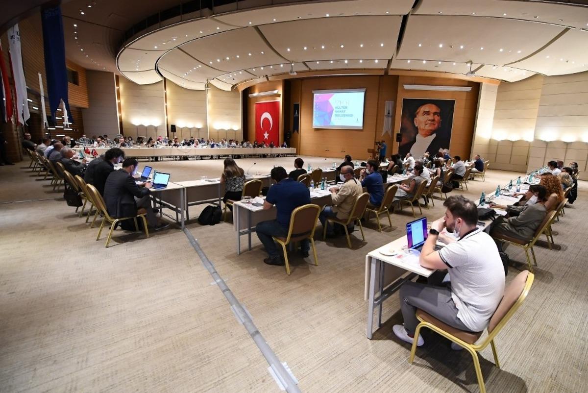 Başkan Soyer k&uuml;lt&uuml;r &uuml;reticileriyle bir araya geldi